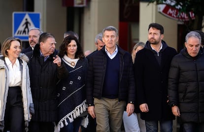 El líder del Partido Popular, Alberto Núñez Feijóo, llega al acto de Oviedo junto a los barones del PP, este domingo.