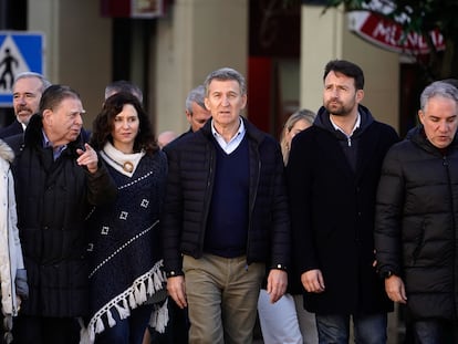 El líder del Partido Popular, Alberto Núñez Feijóo, llega al acto de Oviedo junto a los barones del PP, este domingo.