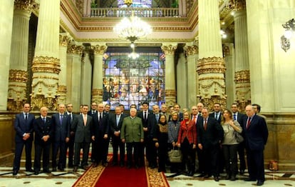 Los cónsules acreditados en Bizkaia posan en la sede de la Diputación junto a Rementeria e Iruarrizaga.