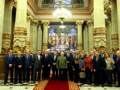 Los cónsules acreditados en Bizkaia posan en la sede de la Diputación junto a Rementeria e Iruarrizaga.