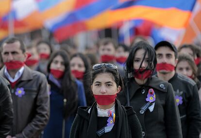 Ciudadanos armenios participan en una manifestación por las víctimas del genocidio cometido hace un siglo bajo el Imperio otomano, en Moscú (Rusia).