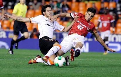 Parejo disputa un bal&oacute;n con Xisco Campos del N&agrave;stic. 