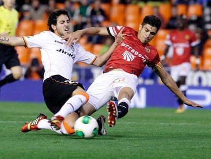 Parejo disputa un bal&oacute;n con Xisco Campos del N&agrave;stic. 