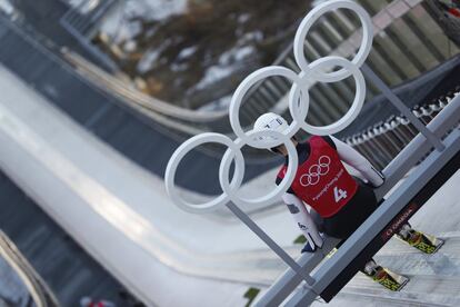 O francês Laurent Muhlethaler espera sua vez nos treinamentos de salto em Pyeongchang.