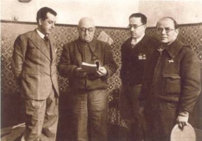 Desde de la izquierda, Antonio Otero Seco, general José Miaja, coronel Vicente Rojo y Elías Palma, con un ejemplar de la novela 'Gavroche en el parapeto'.