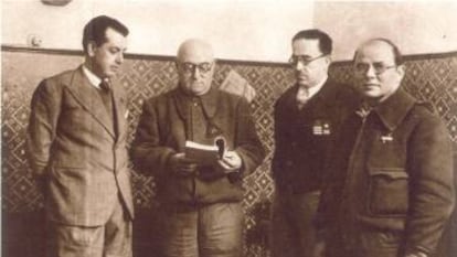 Desde de la izquierda, Antonio Otero Seco, general José Miaja, coronel Vicente Rojo y Elías Palma, con un ejemplar de la novela 'Gavroche en el parapeto'.