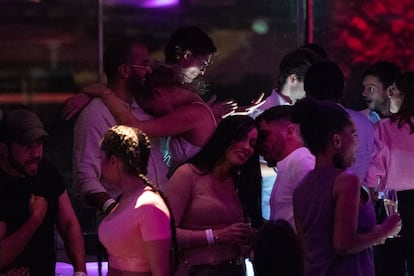 Un grupo de jóvenes toman copas en una de las terrazas de una discoteca de pie de playa de Barcelona, en la primera noche con ampliación horaria hasta las tres de la madrugada.