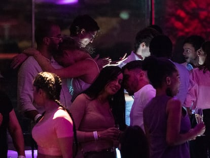 Un grupo de jóvenes toman copas en una de las terrazas de una discoteca de pie de playa de Barcelona, en la primera noche con ampliación horaria hasta las tres de la madrugada.