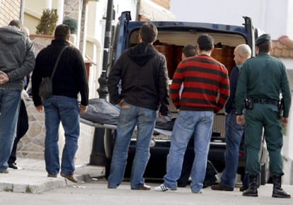 Operarios de la funeraria se llevan el cuerpo de Ivana Sanz