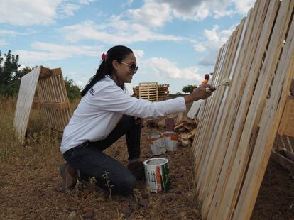 Empleados de Soltec en México colaboran en la construcción de mobiliario para parques infantiles con madera donada por la empresa.