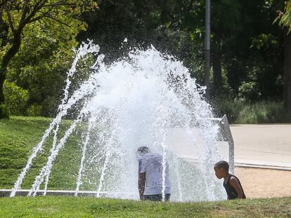 Dos niños se mojan en una fuente en el parque de Madrid Río, ese miércoles.
