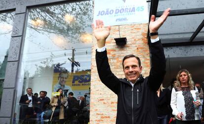 El alcalde electo de S&atilde;o Paulo, Jo&atilde;o Doria Jr., sale de una rueda de prensa el 3 de octubre