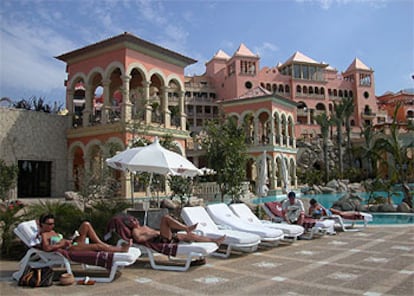 Tumbonas junto a una de las piscinas del Gran Hotel Bahía del Duque, en Tenerife.