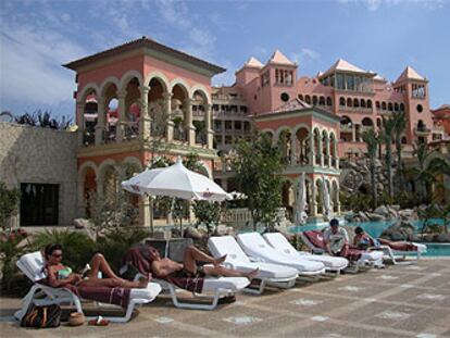 Tumbonas junto a una de las piscinas del Gran Hotel Bahía del Duque, en Tenerife.