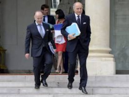 El ministro francés de Asuntos Europeos, Bernard Cazeneuve (i) y el ministro francés de Exteriores, Laurent Fabius (d), salen ayer del Palacio del Elíseo tras asistir a la reunión semanal del gabinete galo en París, Francia.