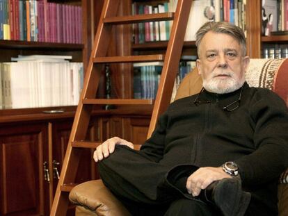 O escritor Alfredo Conde, na súa casa de Brión esta semana.