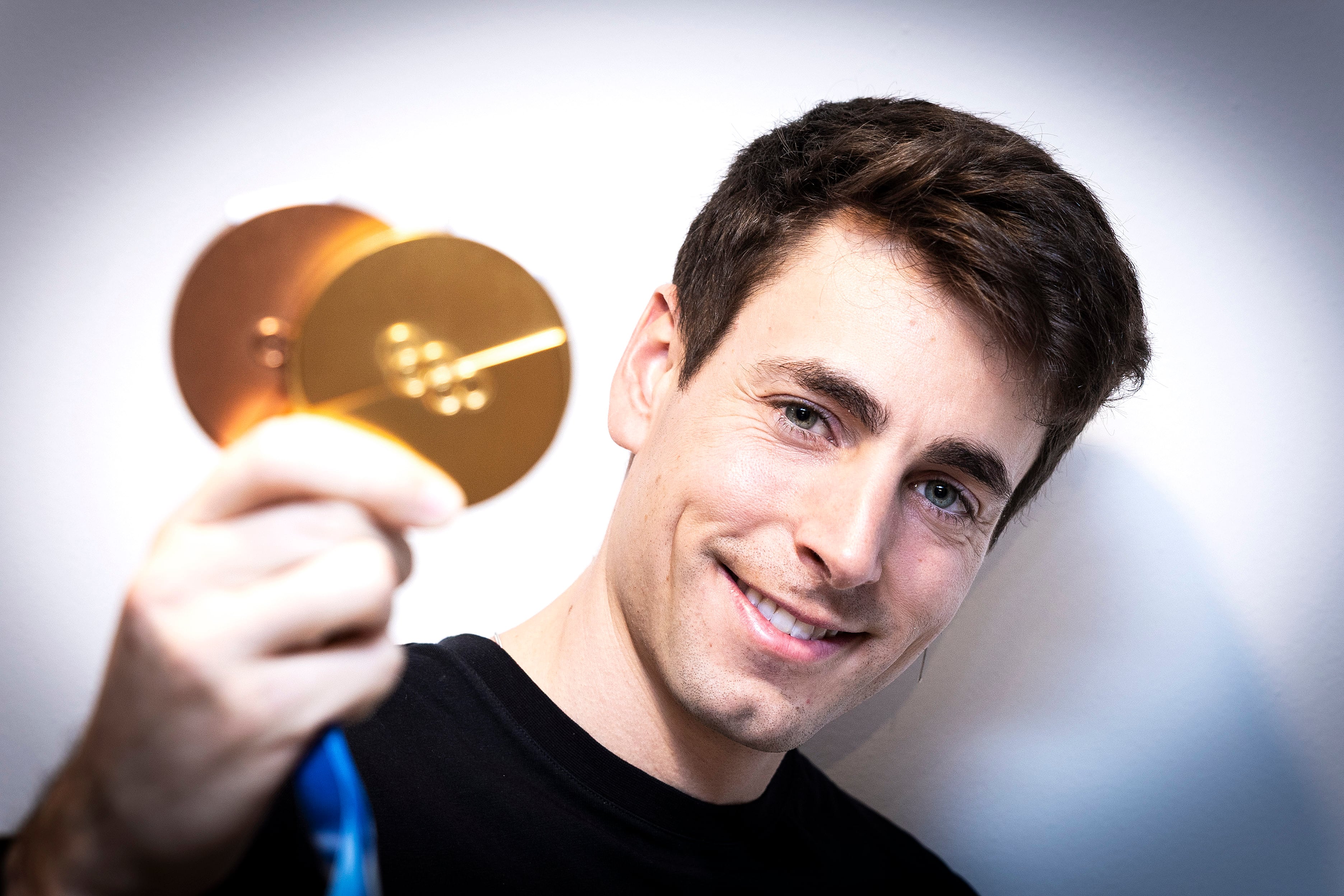 Oriol Cardona, campeón olímpico en los Juegos de Milán - Cortina, posa con sus dos medallas en el Petit Palace Posada del Peine de Madrid.