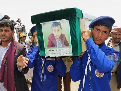 Entierro de uno de los niños muertos el pasado jueves en el ataque contra un autobús en el norte de Yemen.