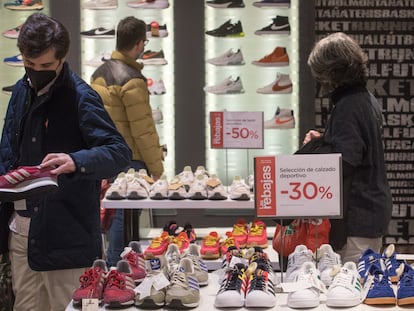 Una tienda en el centro de Madrid con carteles de descuentos por las rebajas, este viernes.