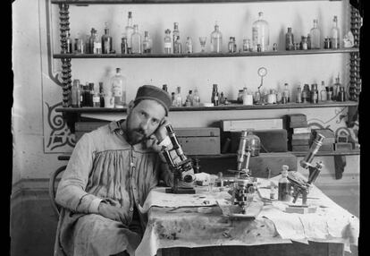 Autorretrato de Cajal en su laboratorio de Valencia, hacia 1885.