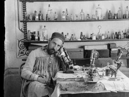 Autorretrato de Cajal en su laboratorio de Valencia, hacia 1885.