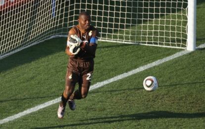 El portero ghanés, Richard Kingson, atrapa un balón en un amistoso previo al Mundial.