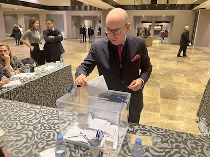 Raúl Ochoa, candidato a decano del ICAM por Activa el Cambio, votando en las elecciones del ICAM