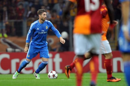 Sergio Ramos conduce el balón.