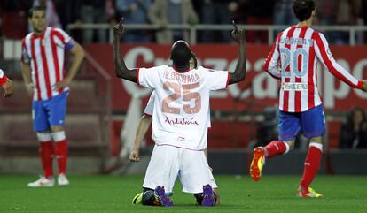 Babá celebra un gol con el Sevilla al Atlético en la temporada 2011-2012.