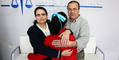 María Dolores Talavera y Luis Gil, abrazan a su hija María Luisa, tras recuperar su custodia.