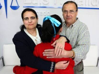 Mar&iacute;a Dolores Talavera y Luis Gil, abrazan a su hija Mar&iacute;a Luisa, tras recuperar su custodia.