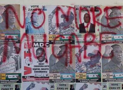 Carteles electorales con una pintada en la que se reclama que Mugabe abandone el poder.