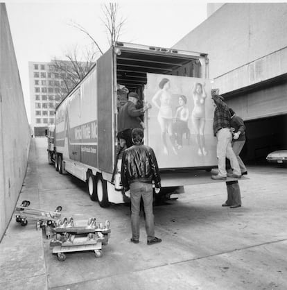 Personal del Hirshhorn descarga en 1986 la pintura 'Tres mujeres' proveniente de un almacén de Nueva York, como parte del legado de Joseph Hirshhorn.