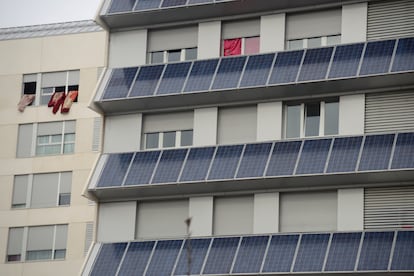 Edificio de viviendas con placas solares en un barrio de Vitoria.