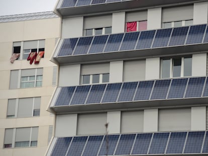 Edificio de viviendas con placas solares en un barrio de Vitoria.