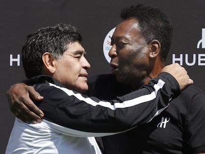 Maradona y Pelé abrazados en 2016.