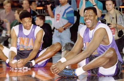 Patrick Ewing ríe mientras se entrena junto a Scottie Pippen antes del partido del All Star de 1995.