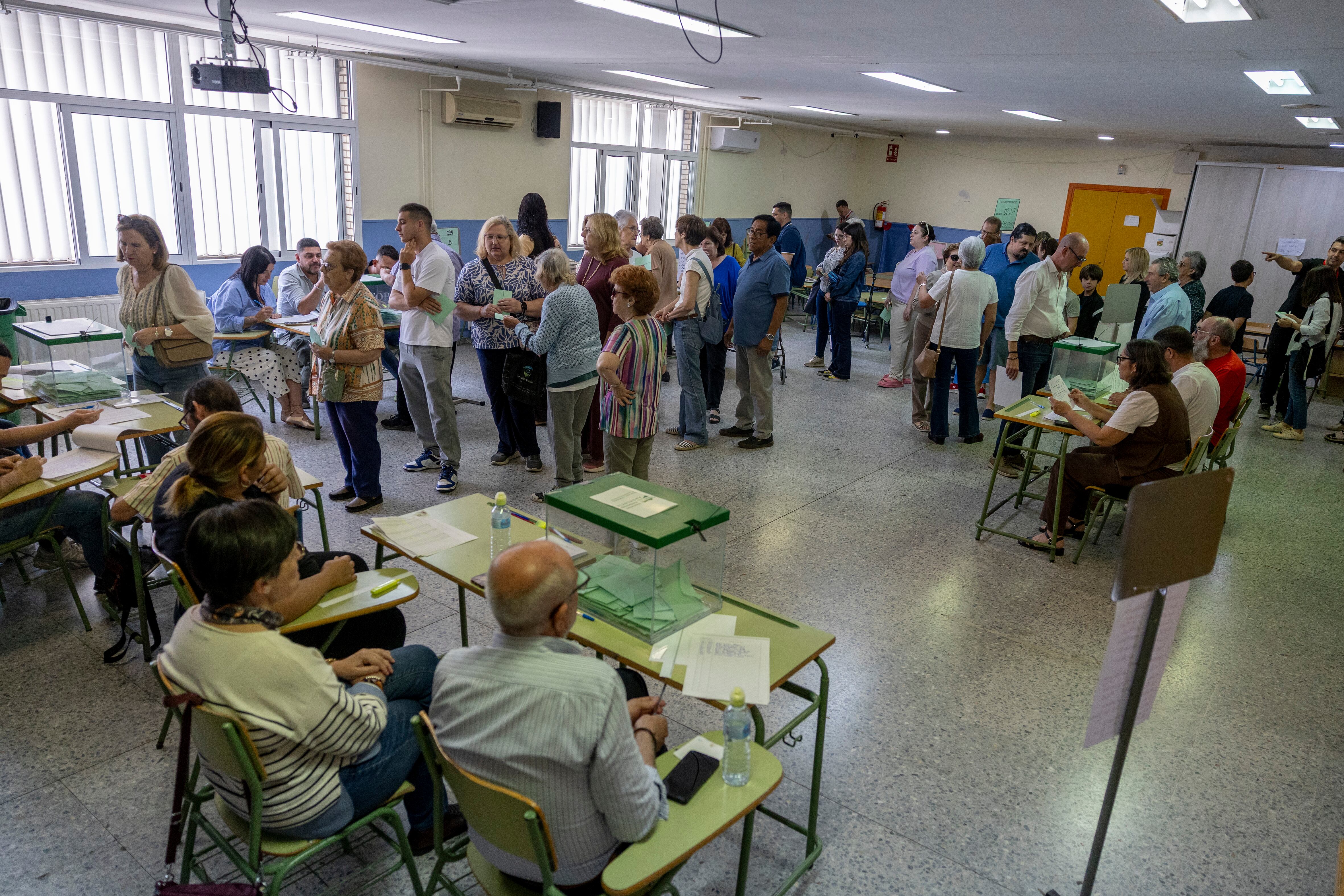 La jornada electoral de las elecciones en Andalucía del 17M, en imágenes