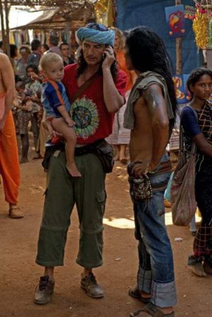 Dos 'hippies' en el mercadillo de los miércoles de Anjuna, en Goa (India).