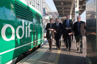 Mar&iacute;a Jos&eacute; Salvador, Juan Carlos Moragues, &Iacute;&ntilde;igo de la Serna y Joan Rib&oacute; durante la visita a la l&iacute;nea ferroviaria. 