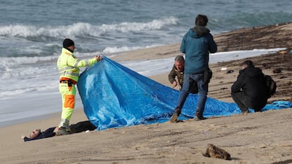 El cadáver de un migrante encontrado este martes, cerca de Crotone.