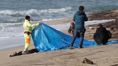 El cadáver de un migrante encontrado este martes, cerca de Crotone.