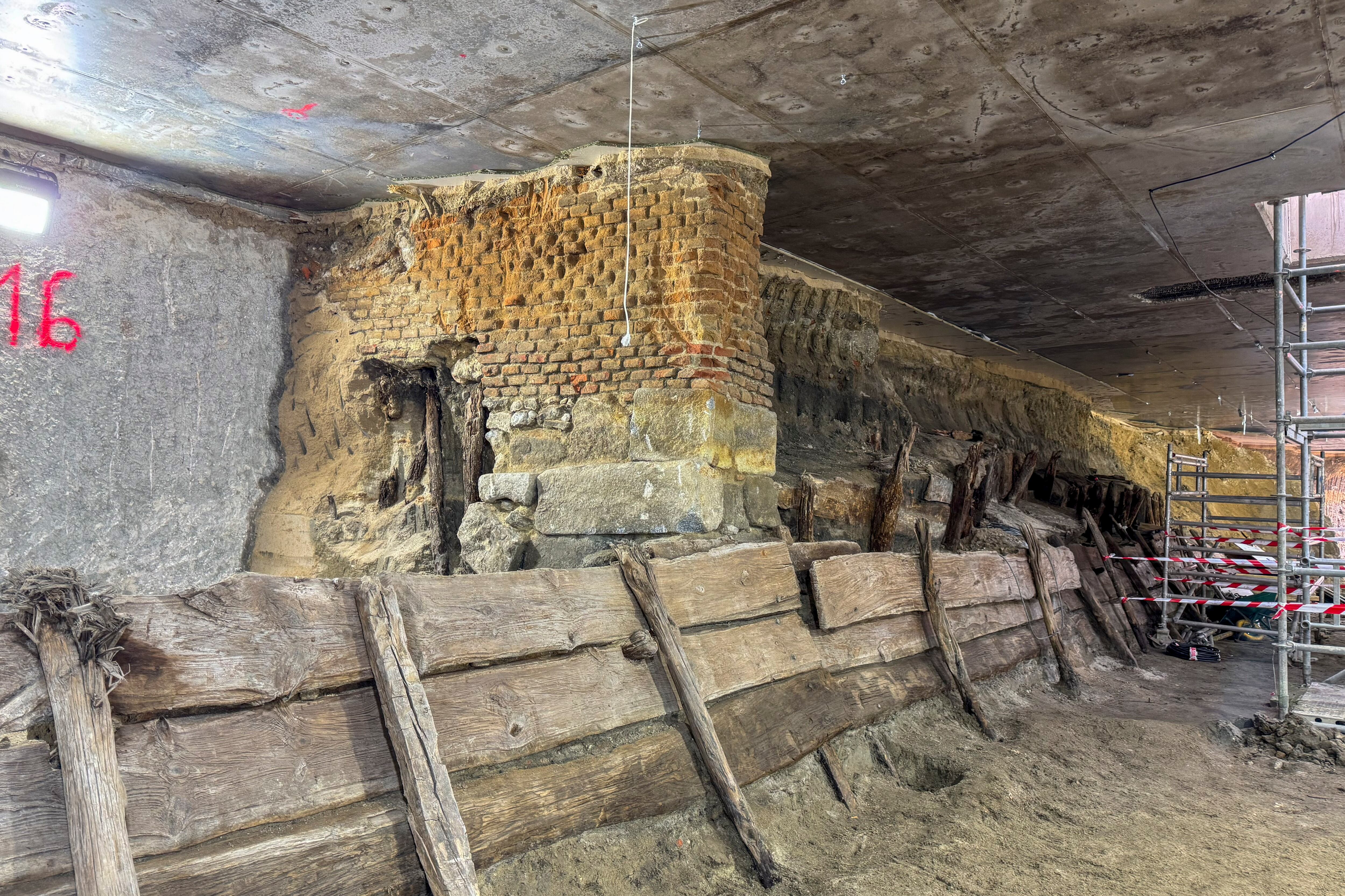 La ampliación de la Línea 11 de Metro de Madridha sacado a la luz los restos del Real Canal del Manzanares, una infraestructura fluvial del siglo XVIII, en el mismo lugar donde se construirá la futura estación de Madrid Río.