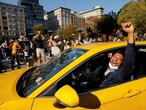 Un taxista levanta el puño mientras seguidores de Baiden y Harris celebran la victoria demócrata en Nueva York.