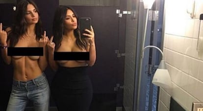 Kim Kardashian y Emily Ratajkowski posan en &#039;top less&#039;.