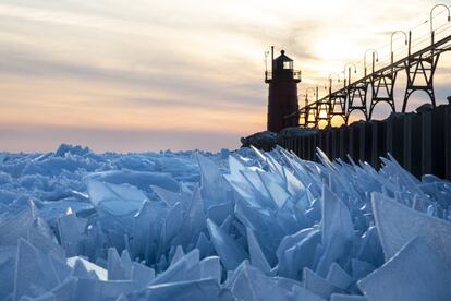 Fragmentos de hielo, en el lago Michigan, a lo largo del muelle de South Haven, el 19 de marzo de 2019.