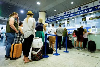 Usuarios esperan en los mostradores de la aerolínea Ryanair, en la Terminal 2 del aeropuerto del Prat Barcelona, debido a la huelga de pilotos de la compañía irlandesa.