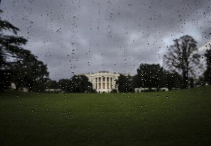 Vista general de la Casa Blanca a través de un cristal cubierto por gotas de lluvia en Washington (Estados Unidos).