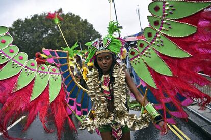 Una artista participa en el Carnaval de Notting Hill.