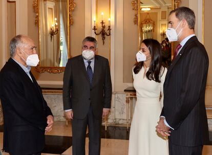 Los reyes Felipe VI y Letizia conversan con el poeta Joan Margarit en presencia del ministro de Cultura, José Manuel Rodríguez Uribes, en la entrega del Premio Cervantes.